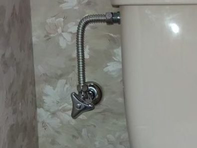 トイレ水漏れ→フレキ管・壁止水栓交換